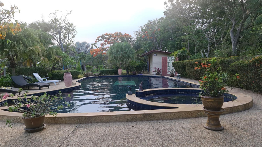 Sport & Beauty 2, Beautiful bungalow with a communal outdoor pool and 2 km from the sandy beach, Cha-Am