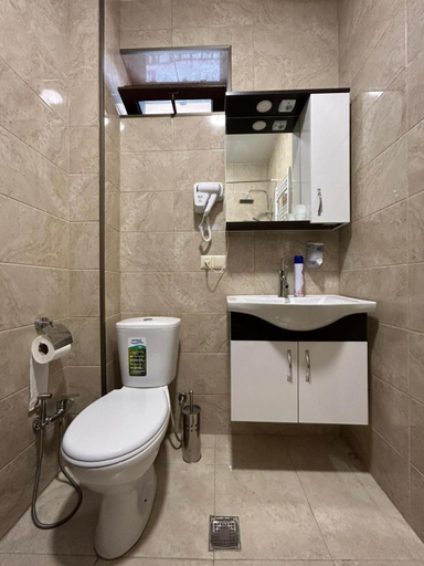 Bathroom 4, Hotel Mirioni, Oni