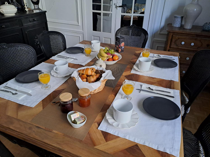 Food and beverages 2, Chambre d'hote Le jardin des Thermes, Allier