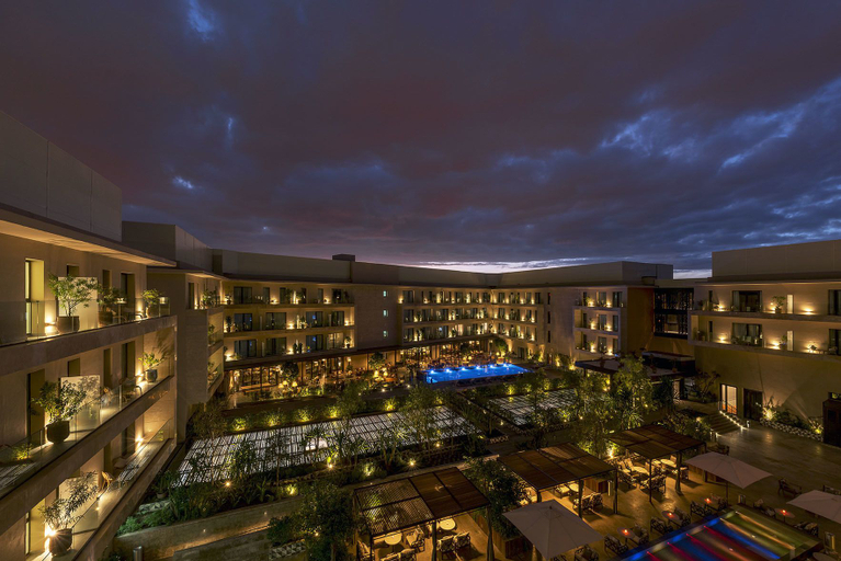 Exterior & Views