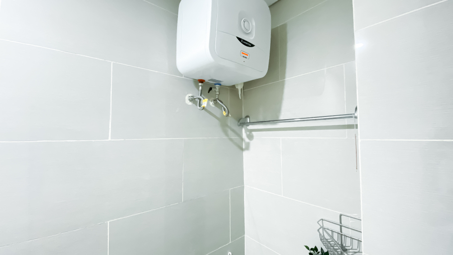 Bathroom 5, Stunning 2BR Apartment at Daan Mogot City By Travelio, Jakarta Barat
