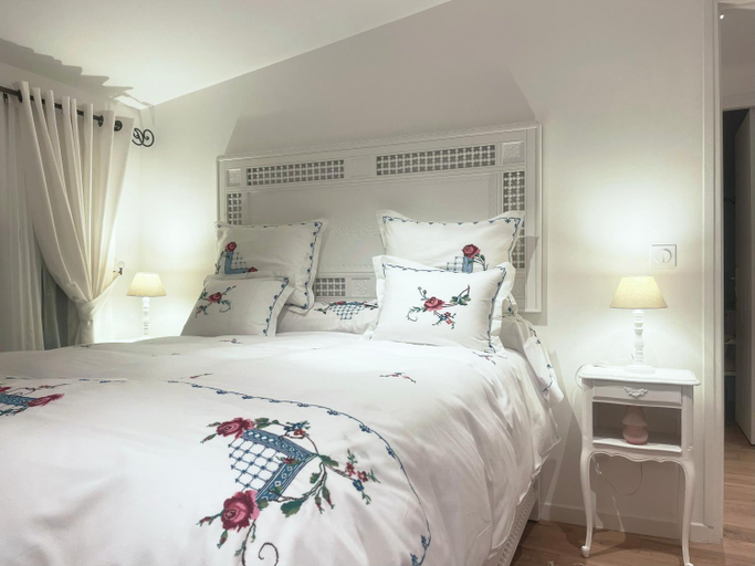 Bedroom 2, Place Sainte Marguerite Provins, Seine-et-Marne
