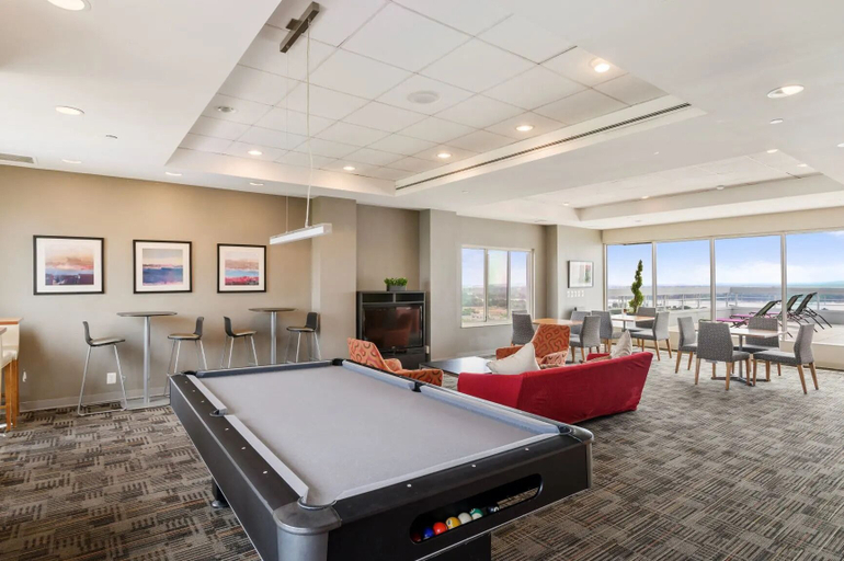 Food & Drinks 4, Prime Location for Business Stay, Arlington