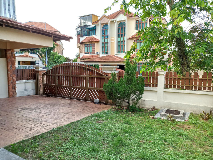 Exterior & Views