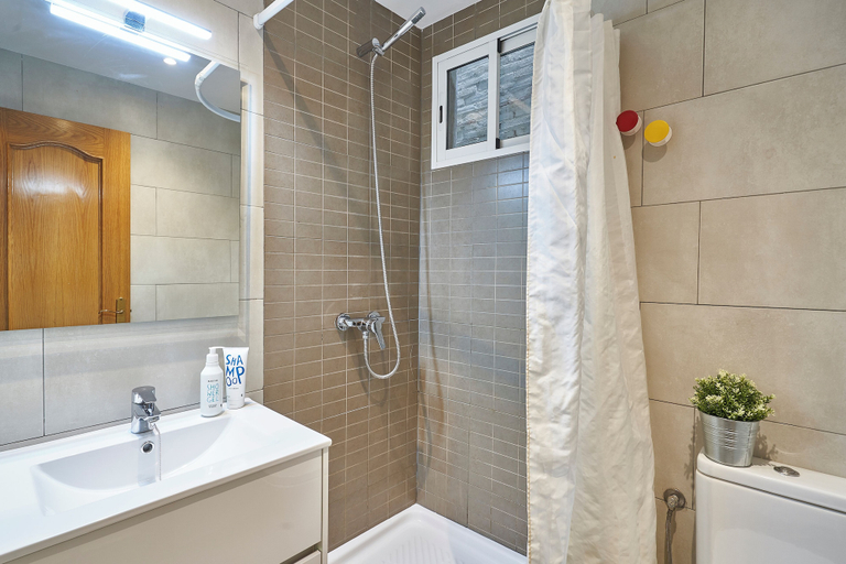 Bathroom 3, BeBarceloner Sants Apartments, Barcelona