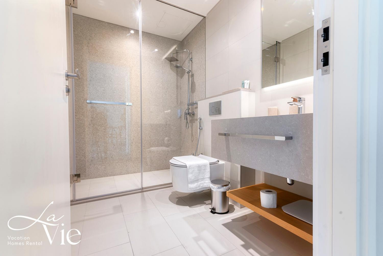 Bathroom 4, La Vie Beach front JBR apartment by Happy Season, Dubai