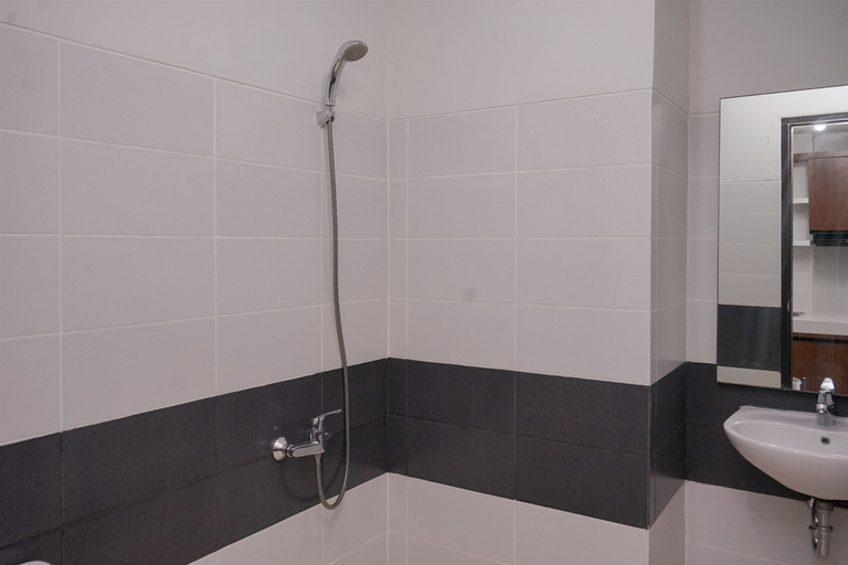 Bathroom 5, Cozy & Good 1BR Apartment at Scientia Residence By Travelio, Tangerang