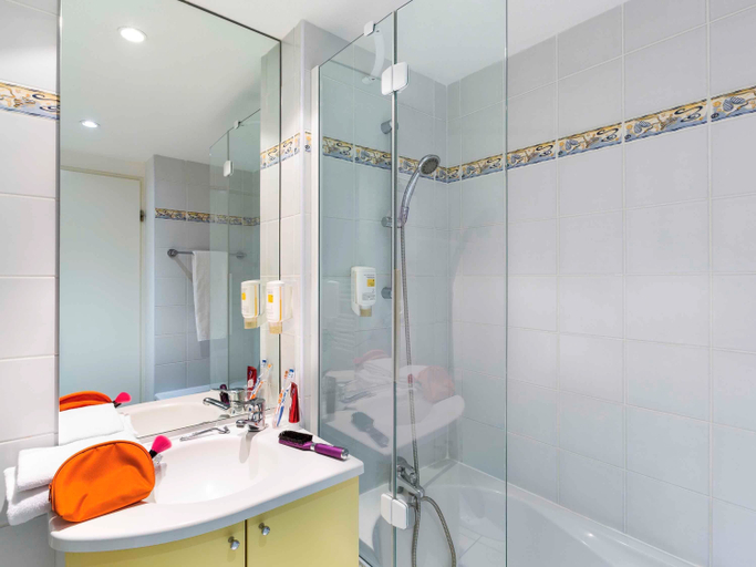 Bathroom 5, Aparthotel Adagio Access Rennes Centre, Ille-et-Vilaine