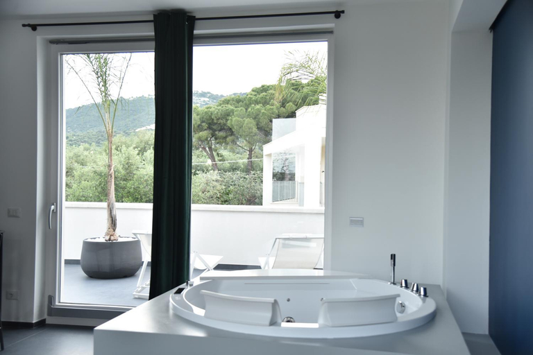 Bathroom 4, Palms Suite, Brindisi
