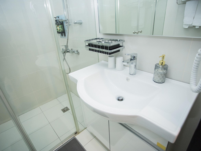 Bathroom 10