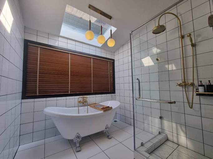 Bathroom 14