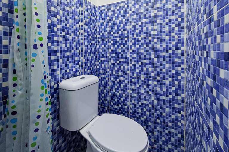 Bathroom 2, RedDoorz near RS UMMI Bogor, Bogor