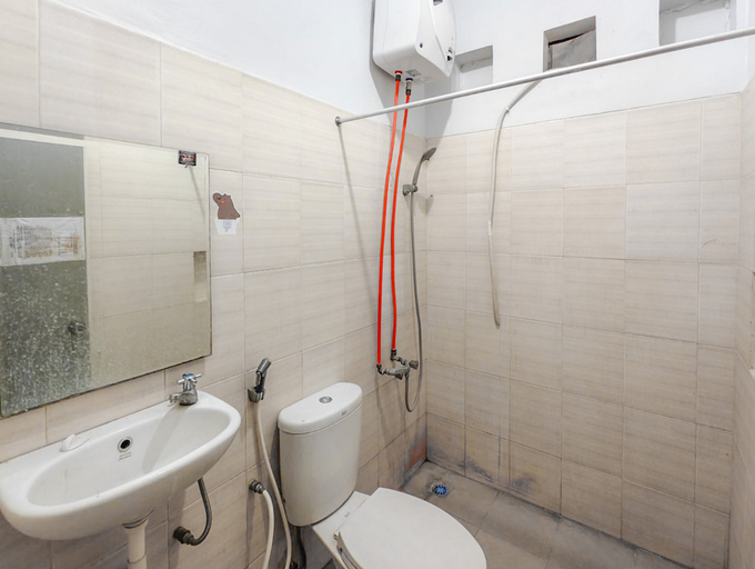 Bathroom 3, RedDoorz Padang Pasir near Petra University Surabaya, Surabaya