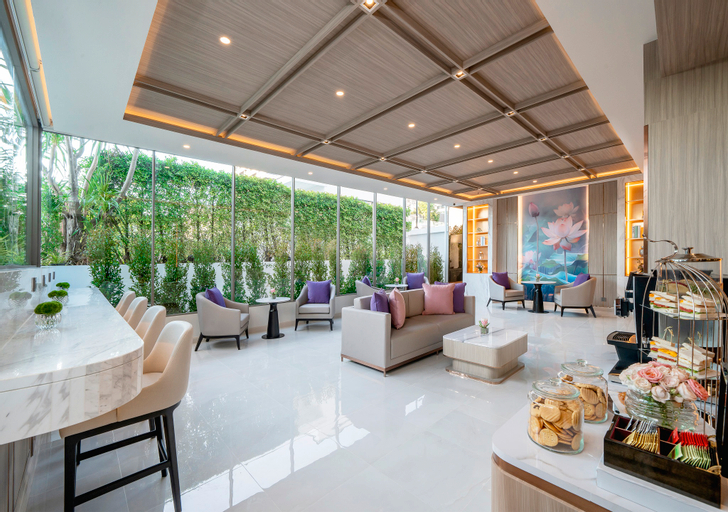 Exterior & Views 30