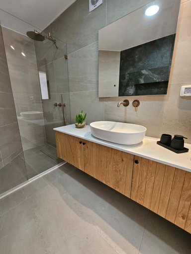 Bathroom 3, קציר ריזורט
