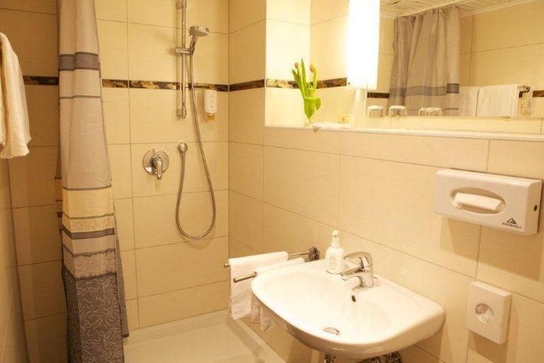 Bathroom 5, Hotel Bertram, Heidekreis
