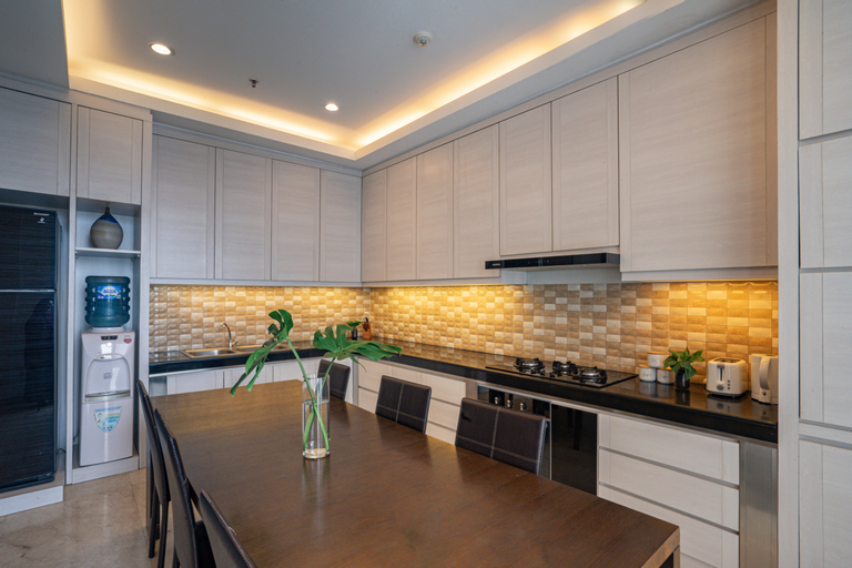 Dining Room 5, Dago Suite Luxury 3BR + 1 Apartment, Bandung