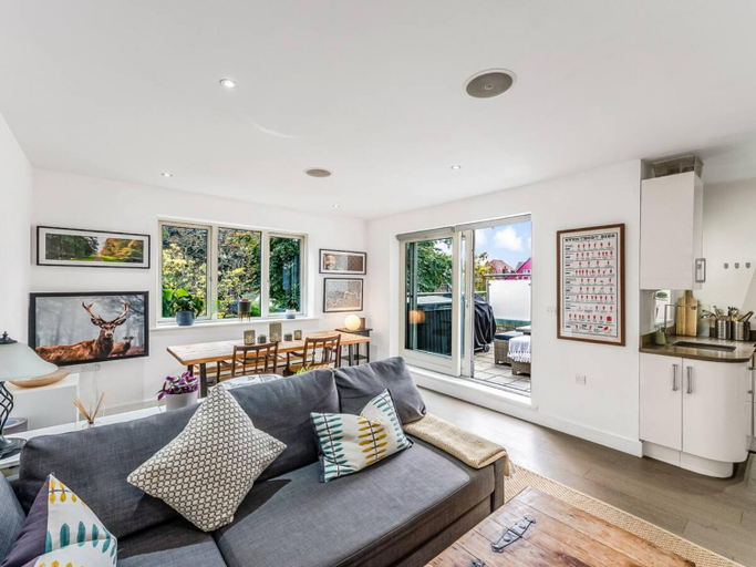 Others 4, Modern Terrace Apartment in Putney - Pass the Keys, London