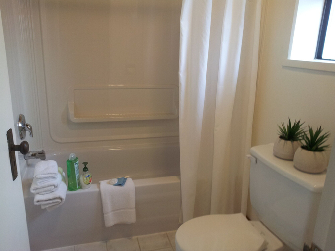 Bathroom 4, Campbell River Lodge by Riverside, Comox-Strathcona