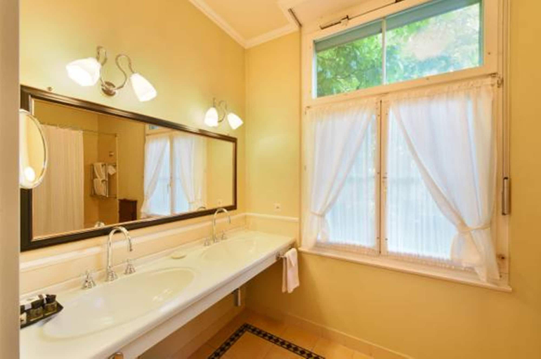 Bathroom 4