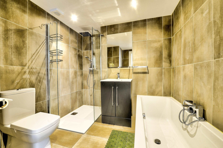 Bathroom 2, Stunning flat near St. Giles' Cathedral, Edinburgh
