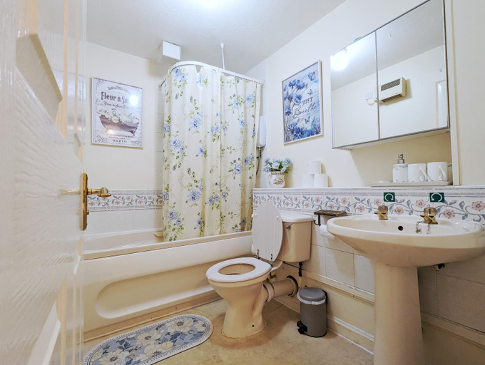 Bathroom 3, City Centre Vintage Theme Guest Rooms, Sefton
