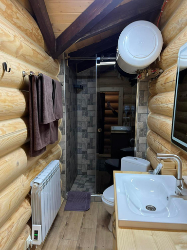 Shower 3, BerBen House, Nadvirnians'kyi