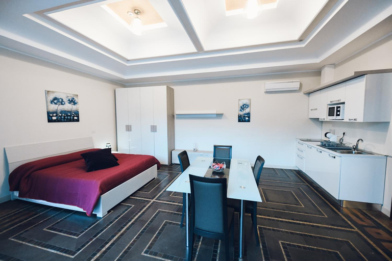 Bedroom 5, Verso Oriente, Brindisi