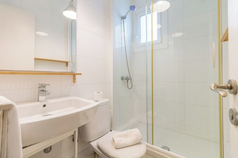 Bathroom 4, BeBarceloner Sant Andreu Apartments, Barcelona
