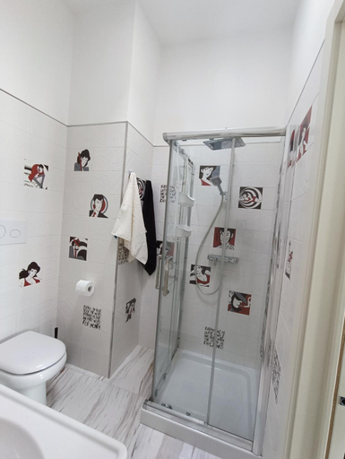 Bathroom 3, Oleum, Brindisi