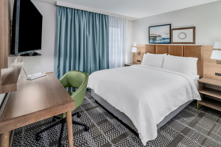 Staybridge Suites Denver - Cherry Creek Room Type - 1 King Accessible, 1 Queen Suite Sofa Bed