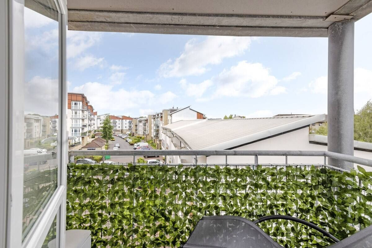 Others 5, Elegant Flat with Balcony, Edinburgh