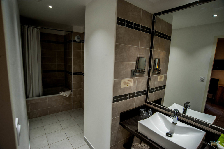 Bathroom 3, Hotel Restaurant Le Gardon - Pont du Gard, Gard