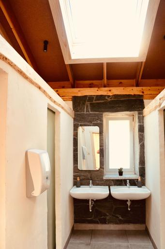 Bathroom 3, ANANDA GUESTHOUSE AL, Covilhã