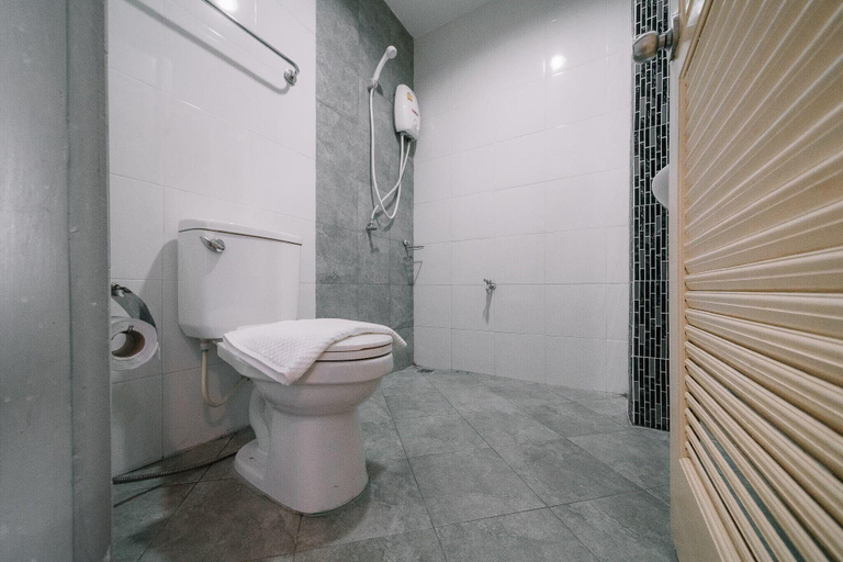 Bathroom 14