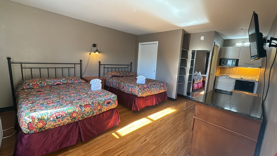 Bedroom 2, Live In Lodge, Cobb