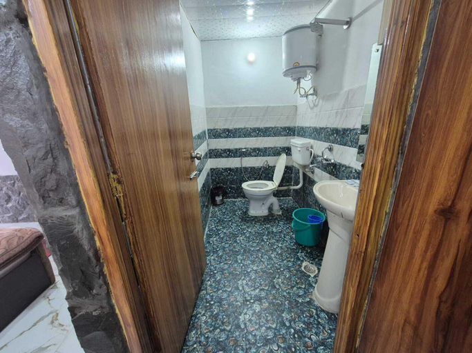 Bathroom 3, Echoes of the Himalayas, Dehradun