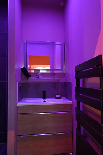Bathroom 2, SECRET33, Gironde