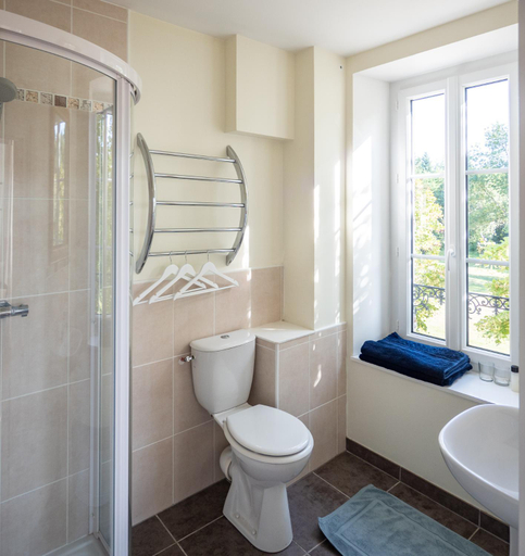Bathroom 2, Manoir du Val Fouzon - Beauval, Indre
