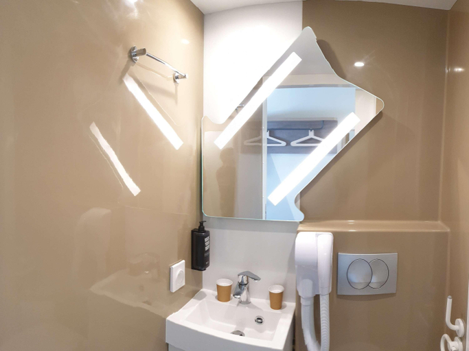 Bathroom 3, ibis budget Ciboure Saint-Jean-de-Luz, Pyrénées-Atlantiques