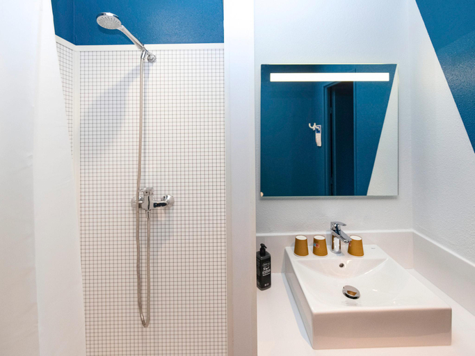 Bathroom 5, ibis Budget La Teste Bassin d'Arcachon, Gironde