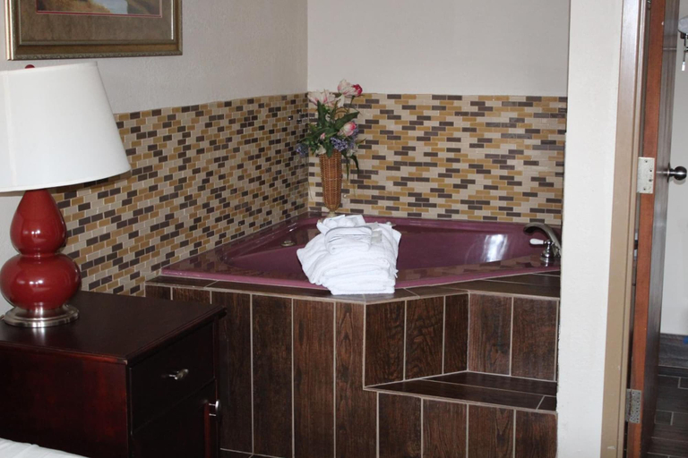 Others 3, Economy Inn, Iredell