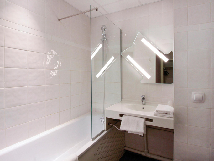 Bathroom 4, Ibis budget Cahors, Lot