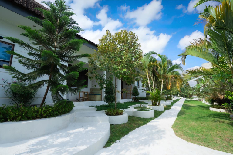 Exterior & Views 24