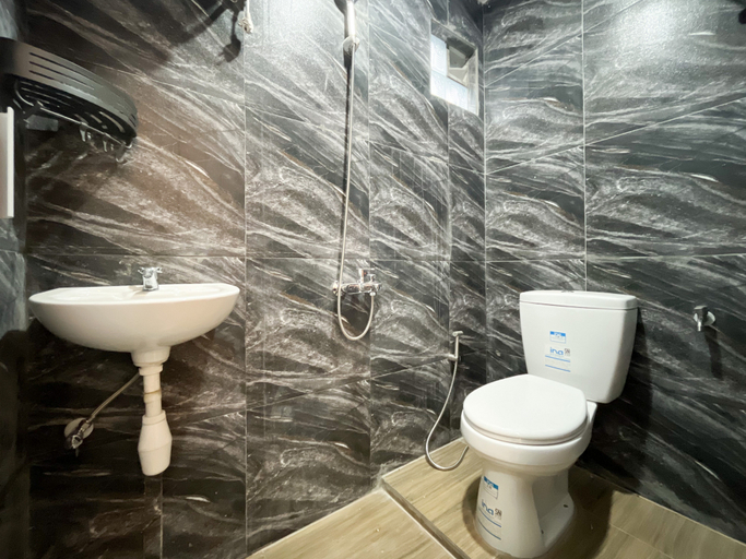 Bathroom 3, RedDoorz @ Tobias Living Blitar, Blitar