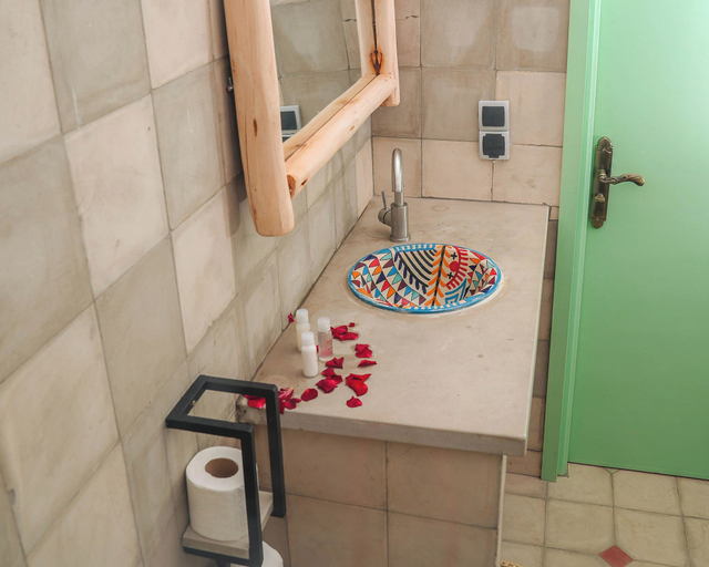Bathroom, Sakia Talamanzou, Chichaoua