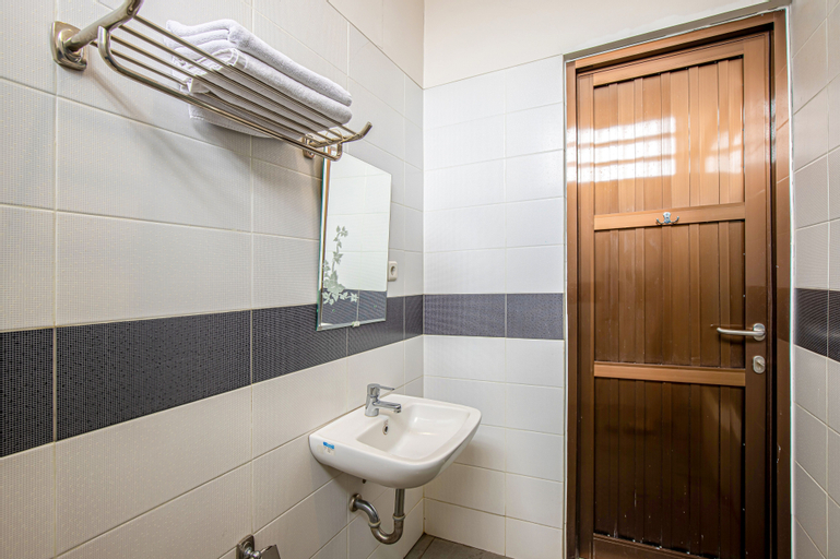 Bathroom 15