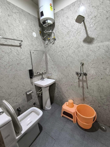 Bathroom 5, Hotel Goyal Palace, Agra