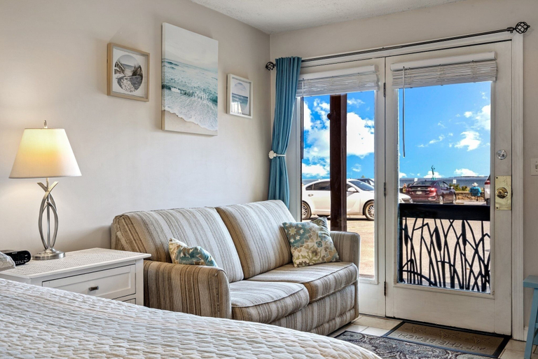 Others 5, Beachfront Bliss Cozy Studio!, York