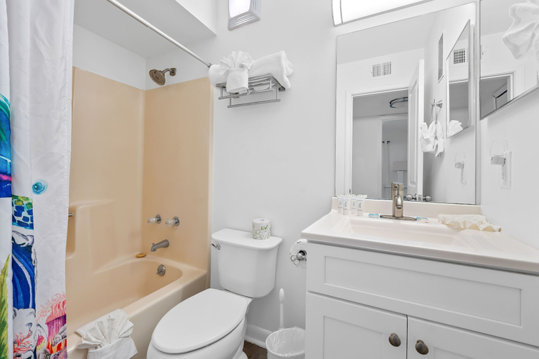 Bathroom 4, Plantation 3201, Baldwin